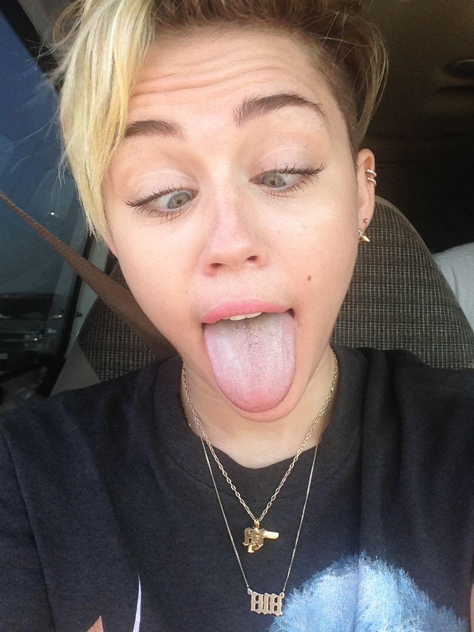 Miley Cyrus Leaked Photos (April 2017) .
