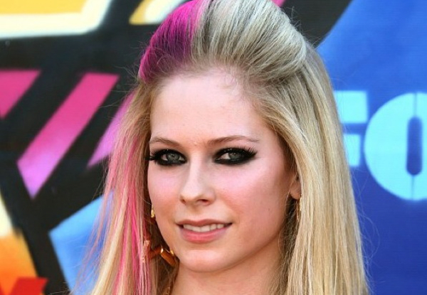 Avril Lavigne dark eyes pink hair