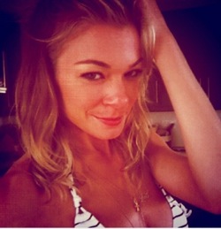 LeAnn Rimes Takes Lots of Pictures of Herself