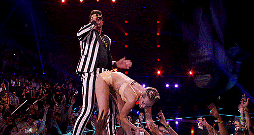 Miley Cyrus twerking Robin Thicke, VMA 2013