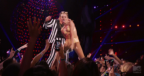 Miley cyrus humping foam finger, VMAS 2013